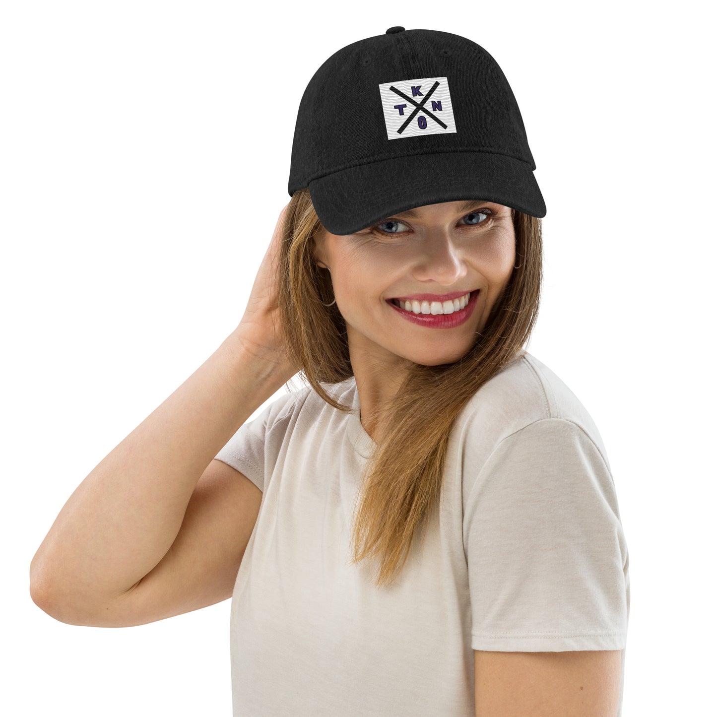 Denim-Cap mit Techno (T/K/N/O) Stickerei ist ein MUSS