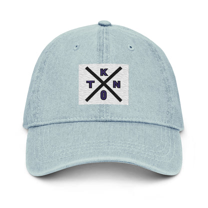 Denim-Cap mit Techno (T/K/N/O) Stickerei ist ein MUSS